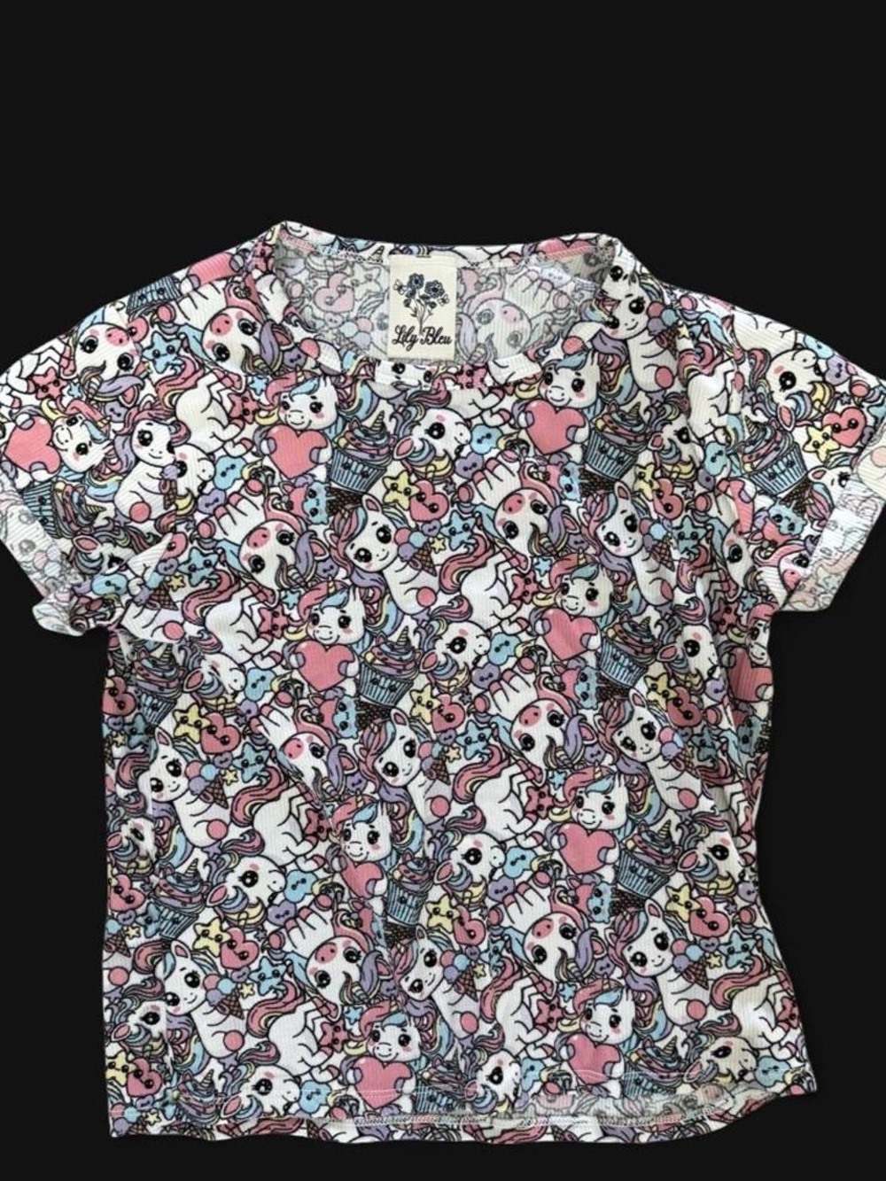 ✨ Lily Bleu unicorn
print tee with repeating cartoon unicorns and cupcakes✨